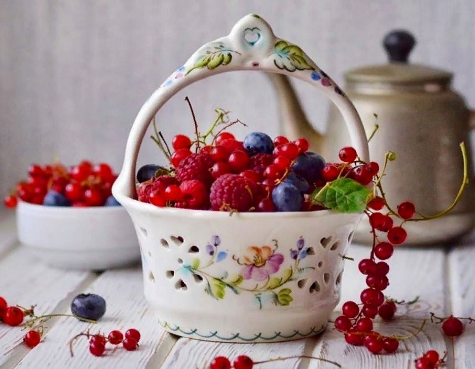 Подарочные корзины c экзотическими фруктами и ягодами
