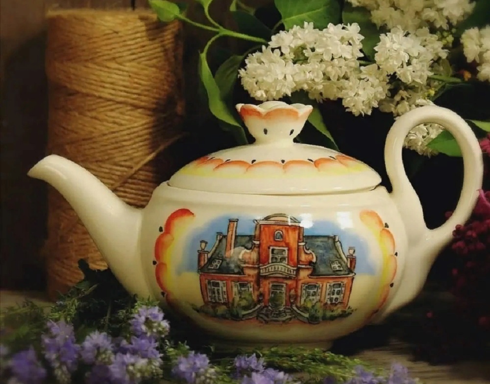 Какие самые хорошие чайники. Чайник расписной. Чайник заварочный керамический. Правильный чайник для чая. Расписной чайник на Руси.
